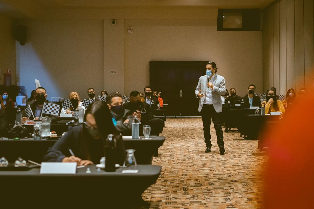 Allan Lorìa en una capacitación